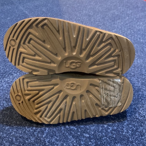 Kid’s UGG Boots size 2 Chestnut color - Picture 3 of 5